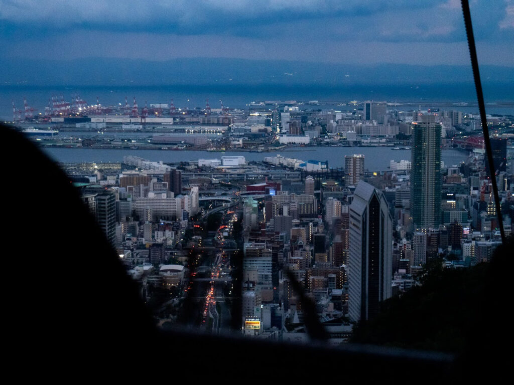 ハーブ園山頂駅から、下に見える神戸の街を撮った。日の入り頃なので青みがかっている。